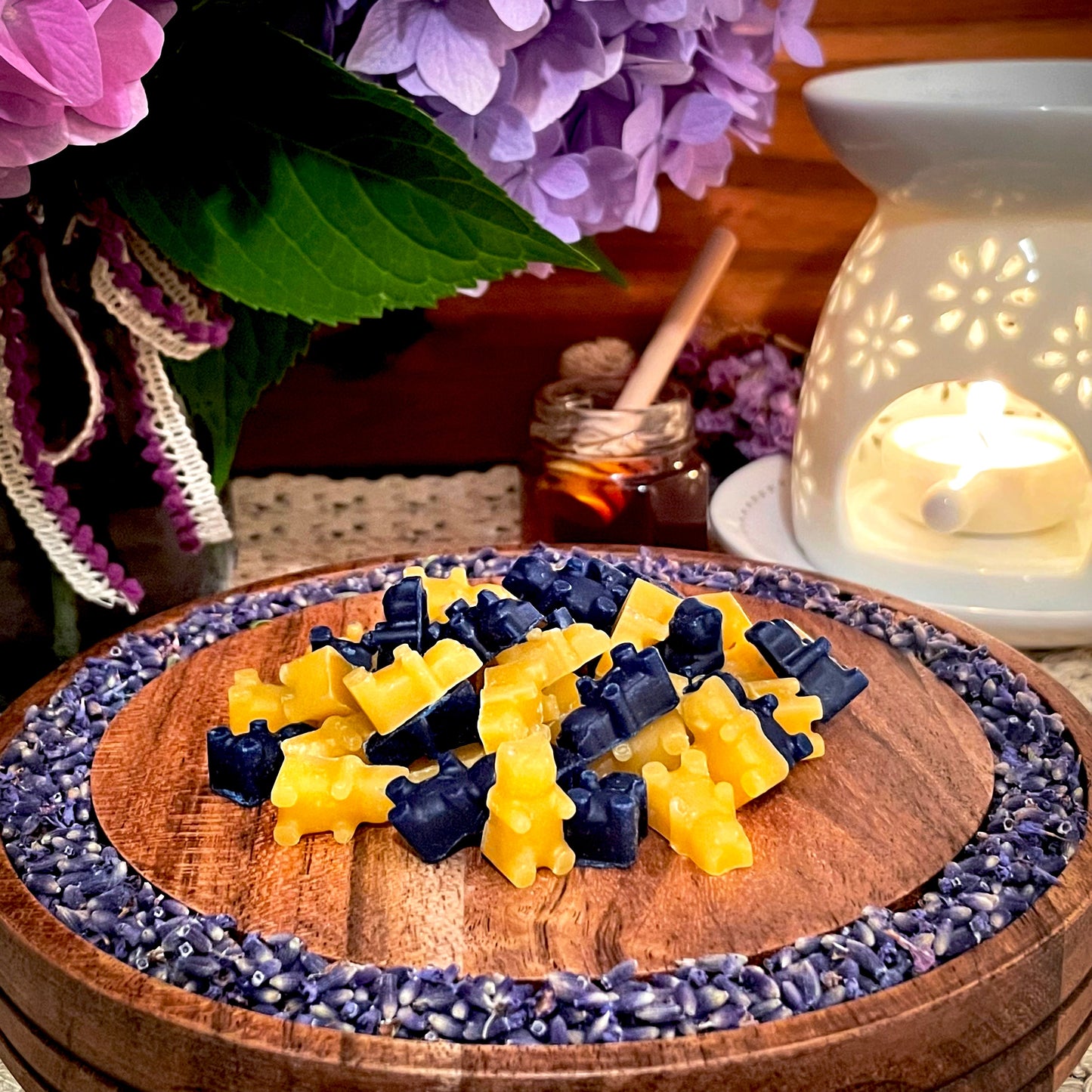 Aromatic Beeswax Melts: Honey Harvest Blue & Gold Bears (1 oz)