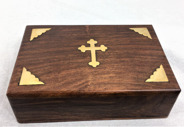 Carved Wooden Box. Size: 6 x 4 x 2 in.